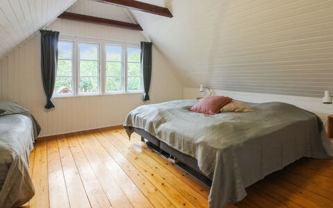 Hila: Flooring, Bedroom, Floor, Wood, Wood Flooring, Bed, Interior Design, Ceiling, Bed Sheet, Furniture