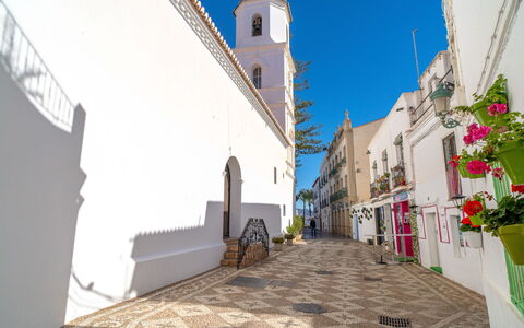 Iglesia: Water, Sky, Property, Building, Plant, Blue, Azure, Swimming Pool, Nature, Tree