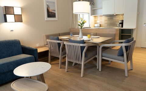 Boltenhagen 500: Table, Furniture, Property, Picture Frame, Couch, Wood, Interior Design, Houseplant, Flooring, Floor