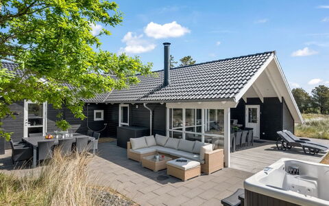 Jeldrik - 1.5Km from the Sea: House, Roof, Home, Cottage, Shed, Garden Buildings, Siding, Yard, Log Cabin, Hut