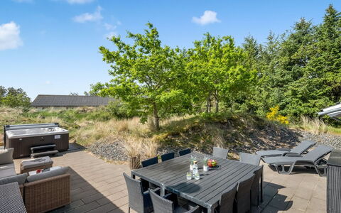 Jeldrik - 1.5Km from the Sea: House, Roof, Home, Cottage, Shed, Garden Buildings, Siding, Yard, Log Cabin, Hut