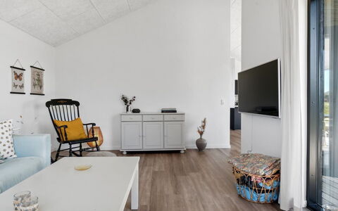 Cresta - 1.4Km from the Sea: Ceiling, Flooring, Interior Design, Floor, Composite Material, Furniture, Resort, Hotel, Design, Daylighting
