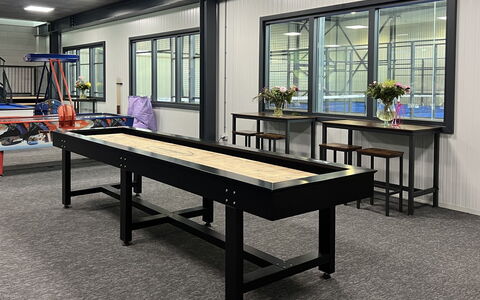 De Parel: Table, Furniture, Window, Rectangle, Building, Wood, Interior Design, Floor, Flooring
