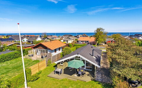 Hereth - 100M from the Sea: Blue, Shrub, Cottage, Groundcover, Garden, Estate, Shade, Landscaping, Farmhouse, Eco Hotel