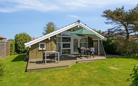 Hereth - 100M from the Sea: Blue, Shrub, Cottage, Groundcover, Garden, Estate, Shade, Landscaping, Farmhouse, Eco Hotel