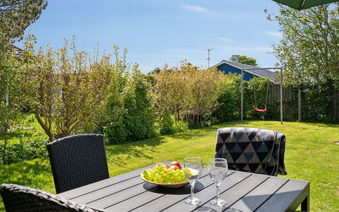 Hereth - 100M from the Sea: Blue, Shrub, Cottage, Groundcover, Garden, Estate, Shade, Landscaping, Farmhouse, Eco Hotel