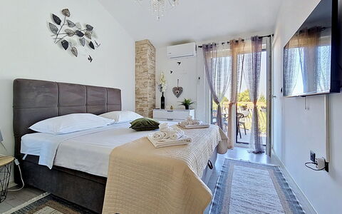Id&La: Bed, Furniture, Interior Design, Bedding, Bedroom, Floor, Flooring, Bed Sheet, Room, Wood