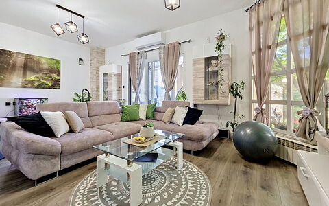 Id&La: Furniture, Interior Design, Couch, Flooring, Floor, Living Room, Wood, Table, Room, Ceiling