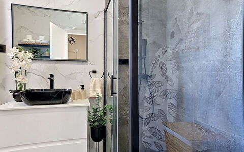 Id&La: Interior Design, Plumbing Fixture, Flooring, Bathroom, Bathroom Cabinet, Floor, Mirror, Plumbing, Tap, Tile