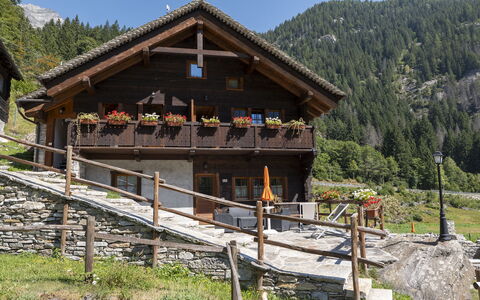 Incanto Walser Apartments Testa: Plant, Property, Sky, Mountain, Tree, Wood, Natural Landscape, Window, House, Highland