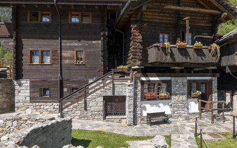 Incanto Walser Apartments Testa: Property, Building, Window, Wood, Tree, Neighbourhood, House, Cottage, Plant, Residential Area