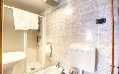 Incanto Walser Apartments Testa: Tap, Plumbing Fixture, Sink, Building, Bathroom Sink, Bathroom, Lighting, Interior Design, Architecture
