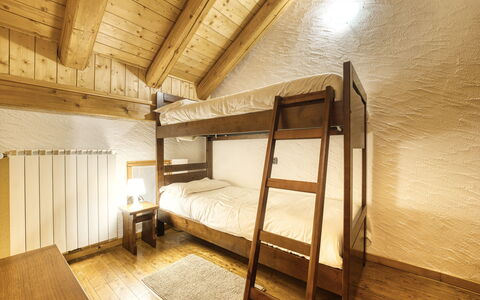 Incanto Walser Apartments Testa: Building, Wood, Comfort, House, Bed Frame, Bed, Hardwood, Ceiling, Bedroom, Flooring