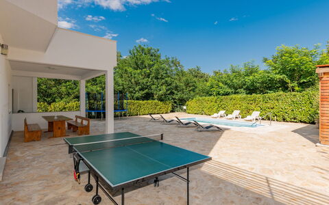 Villa Dalmatina: Sky, Building, Azure, Shade, Table, Cloud, Tree, Interior Design, Architecture, Sports Equipment