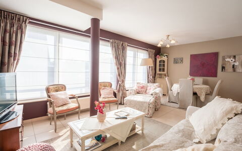De Tulp - Romantic: Table, Property, Furniture, Window, Comfort, Azure, Picture Frame, Couch, Textile, Curtain