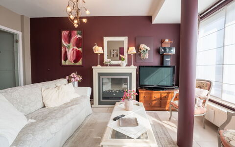 De Tulp - Romantic: Property, Furniture, Couch, Picture Frame, Wood, Comfort, Purple, Table, Building, Living Room