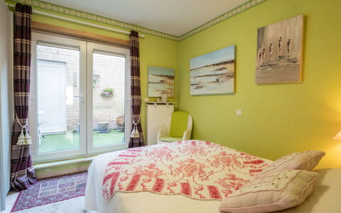 De Tulp - Romantic: Property, Furniture, Window, Comfort, Wood, Interior Design, Textile, Picture Frame, Flooring, Floor