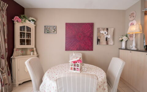 De Tulp - Romantic: Furniture, Property, Picture Frame, Window, Wood, Decoration, Textile, Lighting, Interior Design, Lamp