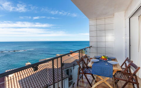 Llançà 501: Daytime, Building, Sky, Azure, Window, Architecture, Table, Condominium, Wood, Shelving