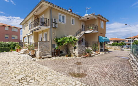 Umag 134: Sky, Plant, Cloud, Building, Window, House, Road Surface, Land Lot, Urban Design, Neighbourhood