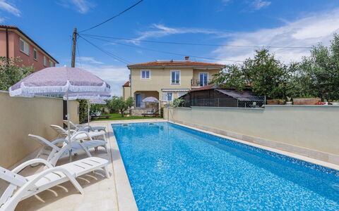 Umag 134: Cloud, Sky, Water, Building, Property, Plant, Swimming Pool, Window, Azure, House
