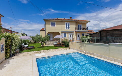 Umag 134: Cloud, Sky, Water, Plant, Building, Property, Window, Swimming Pool, Blue, Azure