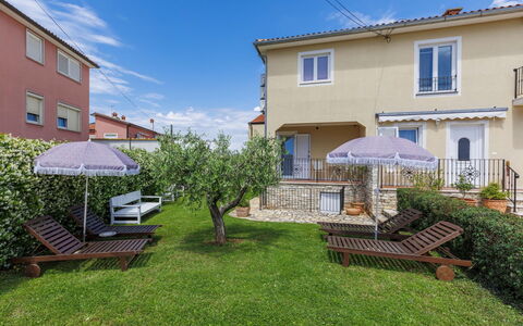 Umag 134: Plant, Sky, Building, Property, Window, Cloud, Land Lot, House, Urban Design, Shade