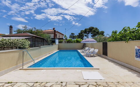 Umag 134: Cloud, Plant, Sky, Property, Water, Swimming Pool, Azure, Tree, Building, Shade