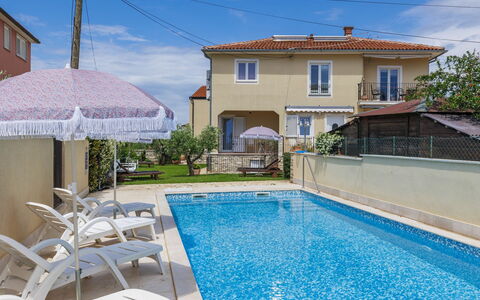 Umag 134: Water, Sky, Cloud, Plant, Building, Property, Blue, Swimming Pool, Azure, Window