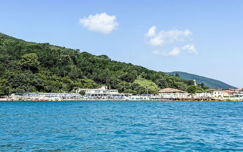Onda Marina: Water, Sky, Cloud, Mountain, Azure, Coastal And Oceanic Landforms, Lake, Natural Landscape, Beach, Horizon