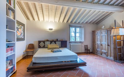 Capo Il Cerro Villa sul Lago 300.2: Daytime, Building, Sky, Azure, Window, Architecture, Table, Condominium, Wood, Shelving