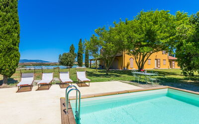 Capo Il Cerro Villa sul Lago 300.3: Sky, Plant, Water, Property, Swimming Pool, Building, Azure, Tree, Shade, Grass