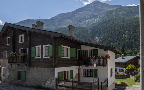Incanto Walser Apartments Ronco: Sky, Building, Window, Cloud, Mountain, Plant, House, Highland, Cottage, Residential Area