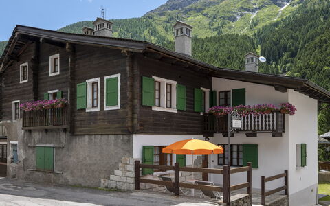 Incanto Walser Apartments Ronco: Building, Property, Window, Sky, Plant, Mountain, House, Cottage, Residential Area, Neighbourhood