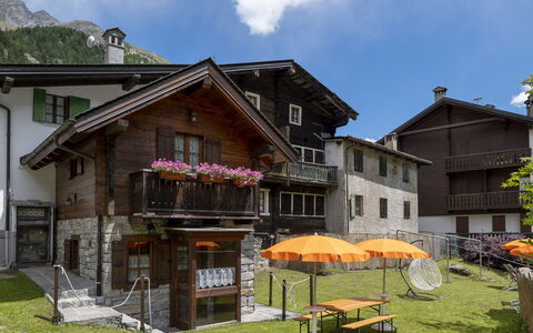 Incanto Walser Apartments Ronco: Sky, Building, Plant, Cloud, Property, Window, House, Flower, Land Lot, Cottage