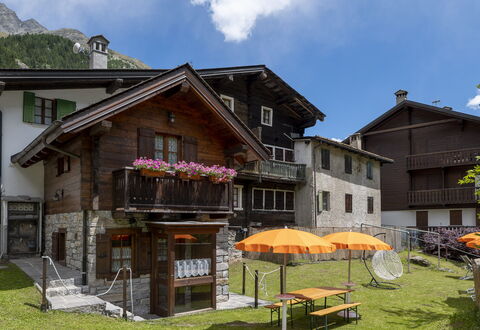 Incanto Walser Apartments Ronco: Sky, Building, Plant, Cloud, Property, Window, House, Flower, Land Lot, Cottage