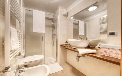 Appartamento in Centro Paese Ronco 2: Plumbing Fixture, Tap, Sink, Property, Bathroom Sink, Mirror, Bathroom, Toilet, Interior Design, Architecture