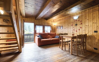 Appartamento in Centro Paese Ronco 3: Property, Furniture, Couch, Wood, Lighting, Interior Design, Living Room, Building, Comfort, Beam