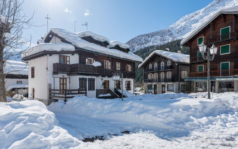 Appartamento Piazza Centrale: Sky, Snow, Building, Property, Window, House, Mountain, Tree, Architecture, Slope