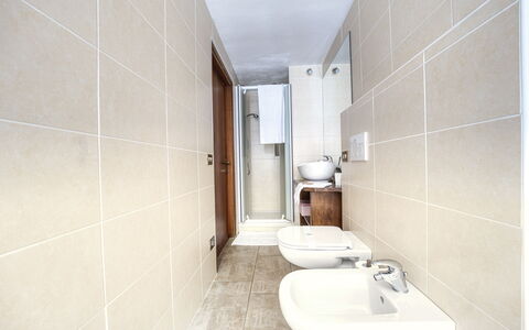 Appartamento Piazza Centrale: Tap, Plumbing Fixture, Property, Bathroom Sink, Sink, Bathroom, Building, Toilet, Interior Design, Floor