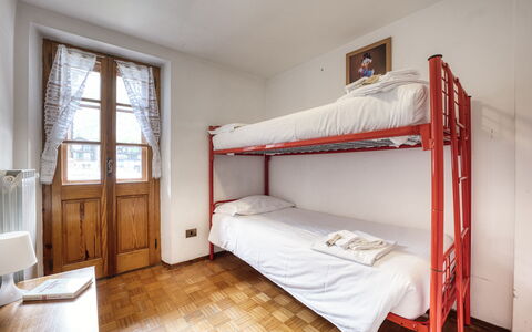 Appartamento Piazza Centrale: Window, Comfort, Wood, Bed Frame, Building, Bed, Floor, Real Estate, Hardwood