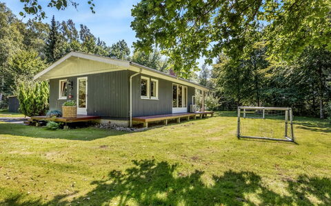 Sofja - 175M to the Fjord: Grass, House, Shrub, Home, Cottage, Land Lot, Rural Area, Groundcover, Garden