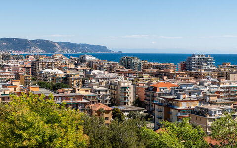 Borghouse: Daytime, Building, City, Residential Area, Urban Area, Horizon, Apartment, Neighbourhood, Town, Landscape