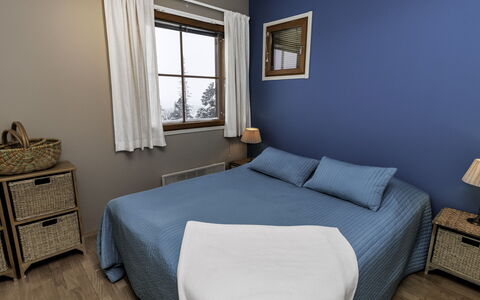 Kesä-Iikka 4: Furniture, Bed, Interior Design, Bedroom, Floor, Flooring, Bedding, Bed Sheet, Linens, Wood