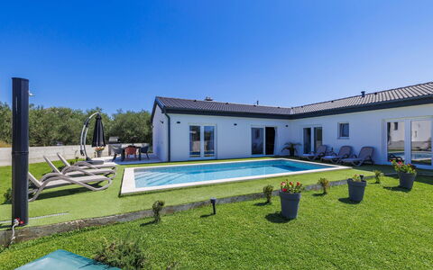 Corona Cordis: Sky, Plant, Window, Azure, Swimming Pool, Building, Shade, Grass, Leisure, Real Estate