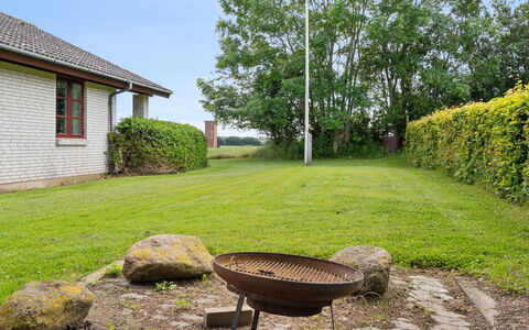 Sebine - 800M from the Sea: Grass, Garden, Shrub, Landscape, Land Lot, Lawn, Groundcover, Cottage