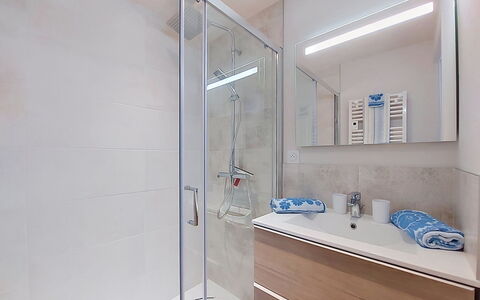 Ty Pjp: Flooring, Plumbing Fixture, Floor, Interior Design, Bathroom, Plumbing, Mirror, Tap, Bathroom Cabinet, Sink