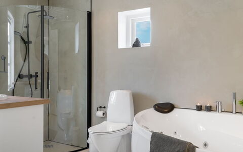 Edin - 100M from the Sea: Plumbing Fixture, Bathroom, Interior Design, Flooring, Floor, Lighting, Plumbing, Ceiling, Tap, Sink