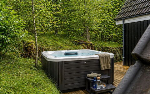 Sighfrith - 2Km from the Sea: Bathtub, Garden, Jacuzzi, Yard, Backyard, Landscaping, Eco Hotel, Houseplant, Plumbing Fixture