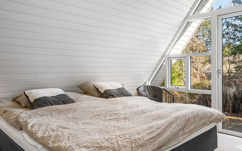 Sighfrith - 2Km from the Sea: Wood, Bedroom, Floor, Bedding, Bed, Bed Sheet, Wood Flooring, Ceiling, Linens, Hardwood